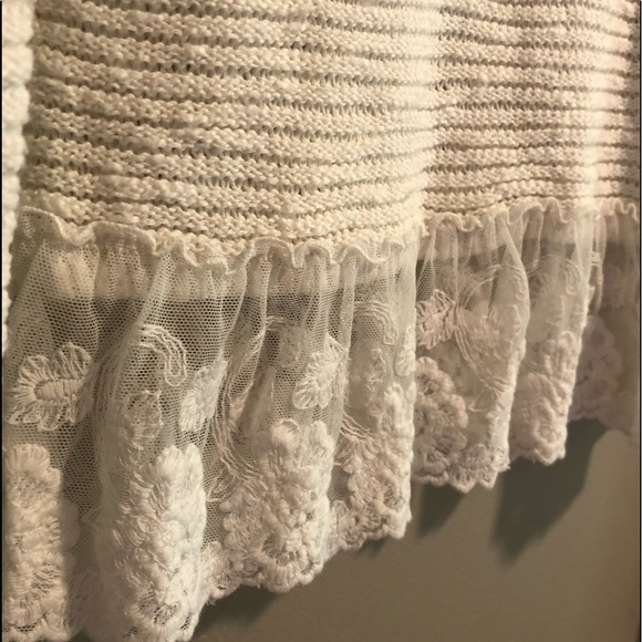 EUC Hollister sweater - Picture 2 of 4